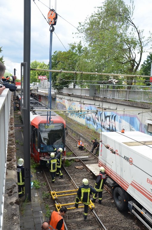 Unfall zwischen zwei KVB Bahnen Koeln Hoehenhaus Im Weidenbruch P248.JPG